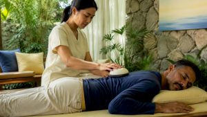 Therapist applying 40 Hz device to patient's back]